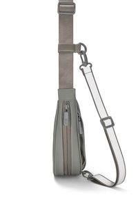 Borsa a tracolla grigia con un'esterno elegante e liscio, dotata di un vano principale con zip, una tracolla testurizzata e una tasca secondaria con zip.