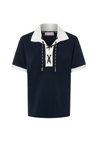 Marineblauw poloshirt met witte kraag en mouwen. Voorzien van een veter aan de voorzijde met zwart-witte sierkoorden en metalen aglets.