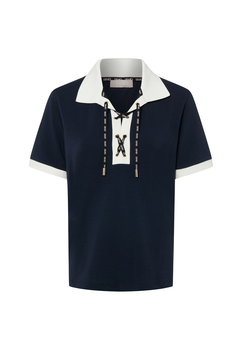 Marineblauw poloshirt met witte kraag en mouwen. Voorzien van een veter aan de voorzijde met zwart-witte sierkoorden en metalen aglets.