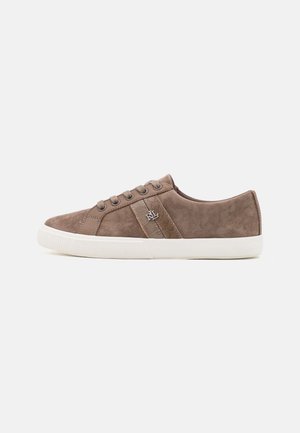 Brun ruskind lavtop sneaker med hvid gummisål, snørebånd foran og et lille metallisk "RL" logo på sidelænet.