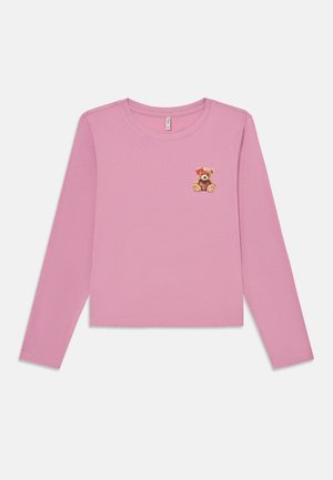 Chemise rose à manches longues en tissu doux, ornée d'un petit motif de teddy bear sur la partie gauche de la poitrine. Design simple et décontracté.