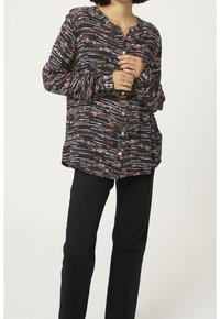 Camicia con bottoni di colore blu navy con un motivo a strisce astratte in bianco e ruggine. Presenta maniche lunghe e una vestibilità rilassata.