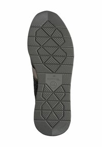 Semelle de chaussure en caoutchouc noir avec un motif de grip texturé comprenant des formes hexagonales et des losanges, conçu pour l'adhérence et la durabilité.