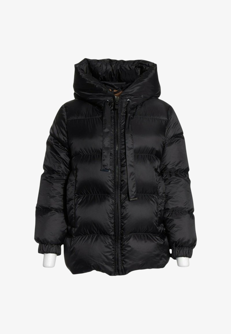 Veste matelassée noire brillante avec capuche, fermeture éclair frontale, cordons de serrage et poignets élastiques aux manches, exposée sur un mannequin blanc.