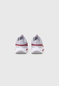 Zapatillas deportivas grises con acentos rojos, que cuentan con una parte superior de malla transpirable, suela acolchada y una suela de goma texturizada para un mejor agarre.