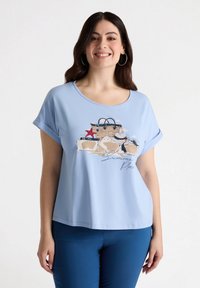 Jasnoniebieska koszulka z krótkim rękawem, wykonana z miękkiego materiału, z morską grafiką przedstawiającą torby i rozgwiazdę, z napisem "Letnie Miejsce".