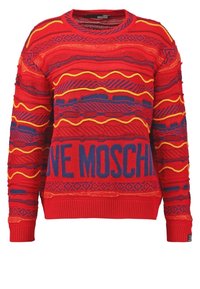 Červený pletený svetr s texturovanými vzory v modré a žluté, s výrazným nápisem "LOVE MOSCHINO" v modré barvě přes přední část.