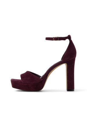 Sandali con zeppa in camoscio color borgogna, punta rotonda, cinturino alla caviglia e tacco alto a blocco; texture liscia e design pulito.