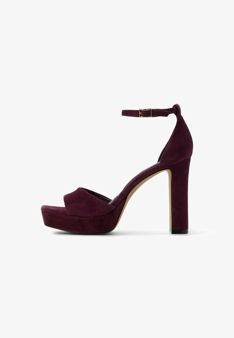 Sandales compensées en daim bordeaux avec un bout arrondi, une bride à la cheville et un talon haut et carré ; texture lisse et design épuré.