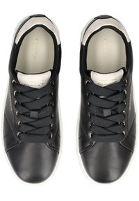 Czarne skórzane sneakersy z sznurowanym zapięciem, teksturowanymi czarnymi sznurówkami i białą gumową podeszwą. Posiadają małe logo na języku.