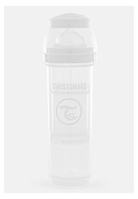 Botella de plástico transparente para bebé con tapa blanca, que presenta un logo y texto grabados. Forma cilíndrica con una base amplia y un extremo superior cónico.