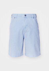 Shorts bleu clair en coton. Comprend une fermeture à bouton, deux poches avant et une coupe droite avec ourlets roulés.