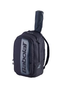 Mochila de tenis Babolat en negro y gris con múltiples compartimentos con cremallera y una cubierta acolchada que sostiene el mango de una raqueta de tenis.