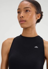 Zwart atletisch tanktop met een textuur van chevronpatroon, hoge halslijn en een grijs logo op het borstgebied. Glad materiaal.