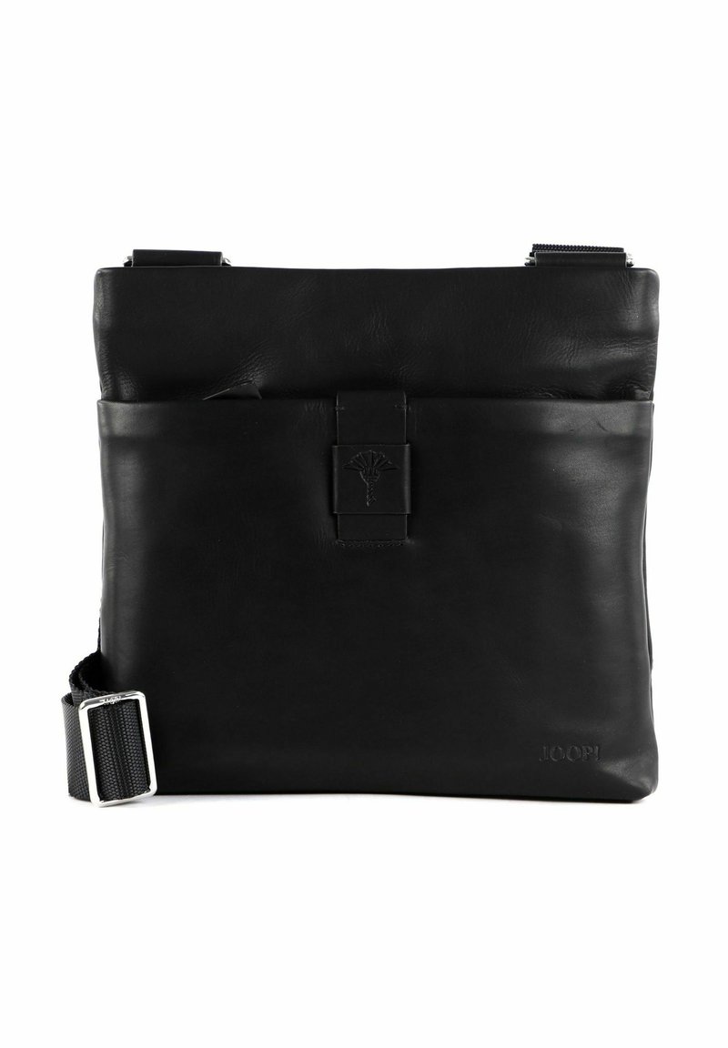 La borsa a tracolla nera in pelle presenta una texture liscia, un linguetta anteriore con chiusura a scatto e una tracolla regolabile con hardware in metallo.