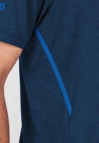 Diepblauw sportshirt met een slim fit, met een contrasterende blauwe verticale streep langs de zijnaad en korte mouwen. Zachte textuur.