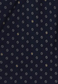 Granatowa tkanina z małymi białymi okrągłymi wzorami i sporadycznymi żółtymi akcentami w centrum niektórych kółek. Gładka tekstura, lekki materiał.