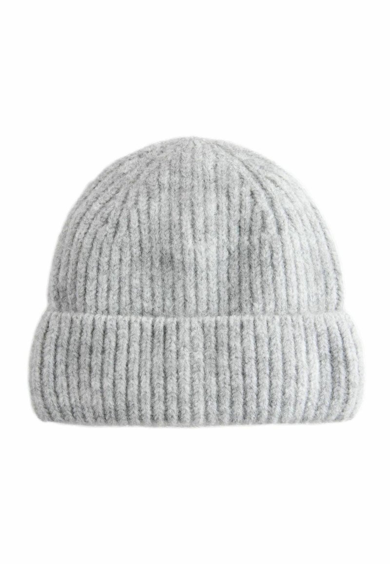 Bonnet en tricot à côtes grises, fabriqué en laine douce, avec un revers replié et une surface texturée, offrant un ajustement serré pour plus de chaleur.