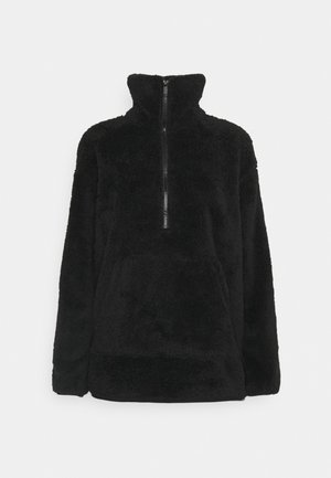 Sudadera de forro polar negro con cuello alto, cremallera media en la parte frontal y textura suave. Presenta mangas largas y un bolsillo tipo canguro en la parte delantera.