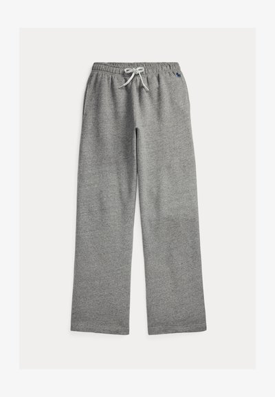 Γκρι φόρμα με ελαστική μέση, λευκό κορδόνι, πλαϊνές τσέπες και μικρό σκούρο λογότυπο στο δεξί ισχίο.