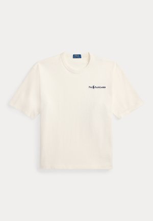 Άσπρο βαμβακερό μπλουζάκι με κοντά μανίκια και στρογγυλή λαιμόκοψη. Φέρει το λογότυπο "Polo Ralph Lauren" σε σκούρο μπλε χρώμα τυπωμένο στο αριστερό μέρος του στήθους.