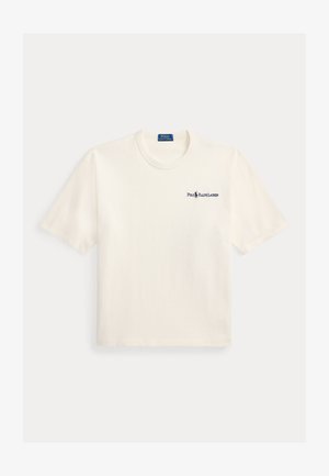 Hvit bomulls-T-skjorte med korte ermer og rund hals. Har en marineblå "Polo Ralph Lauren"-logo trykt på venstre bryst.