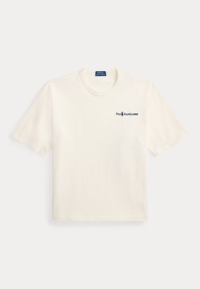 Άσπρο βαμβακερό μπλουζάκι με κοντά μανίκια και στρογγυλή λαιμόκοψη. Φέρει το λογότυπο "Polo Ralph Lauren" σε σκούρο μπλε χρώμα τυπωμένο στο αριστερό μέρος του στήθους.