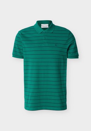 Grünes Poloshirt mit kurzen Ärmeln und dünnen schwarzen horizontalen Streifen, Zwei-Knopf-Leiste und kleinem gesticktem "cK"-Logo auf der linken Brust.