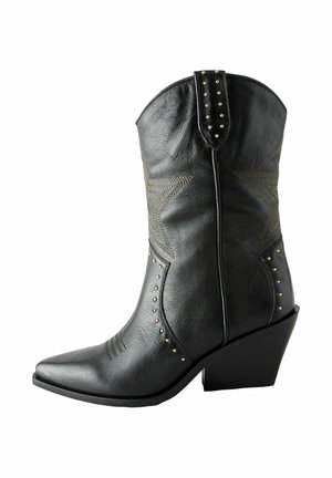 Botas de vaquero de cuero negro con punta afilada, acentos de tachuelas doradas, costura texturizada y un tacón de cuña alto. Presenta un panel trasero decorativo.