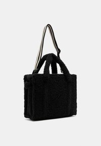 Borsa a tracolla in pelliccia sintetica nera con forma rettangolare, doppi manici superiori e una tracolla a righe. Superficie texture con dettagli di cucitura visibili.