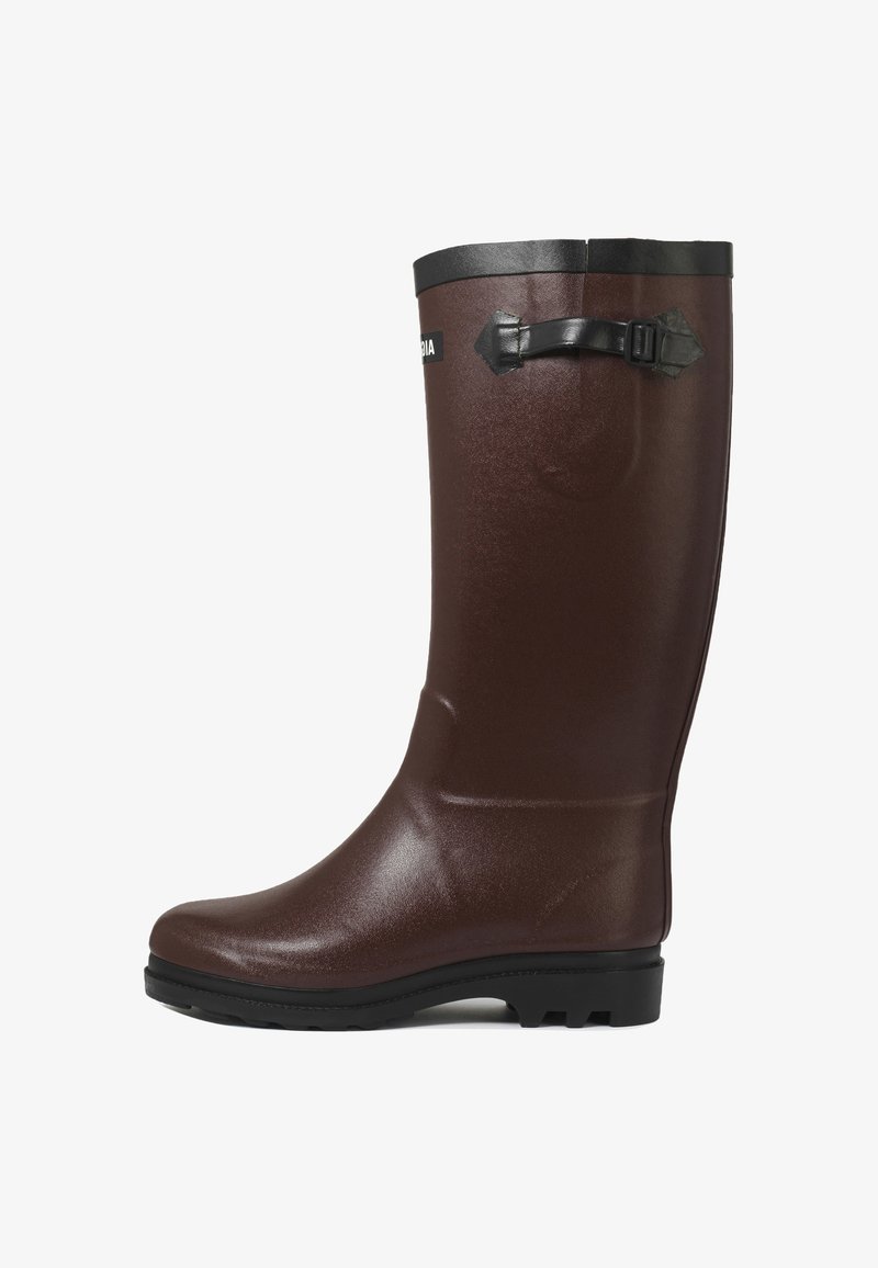 Botte de pluie en caoutchouc brun avec une finition brillante, accent noir en haut et détail de sangle réglable. Semelle robuste avec un bon grip.