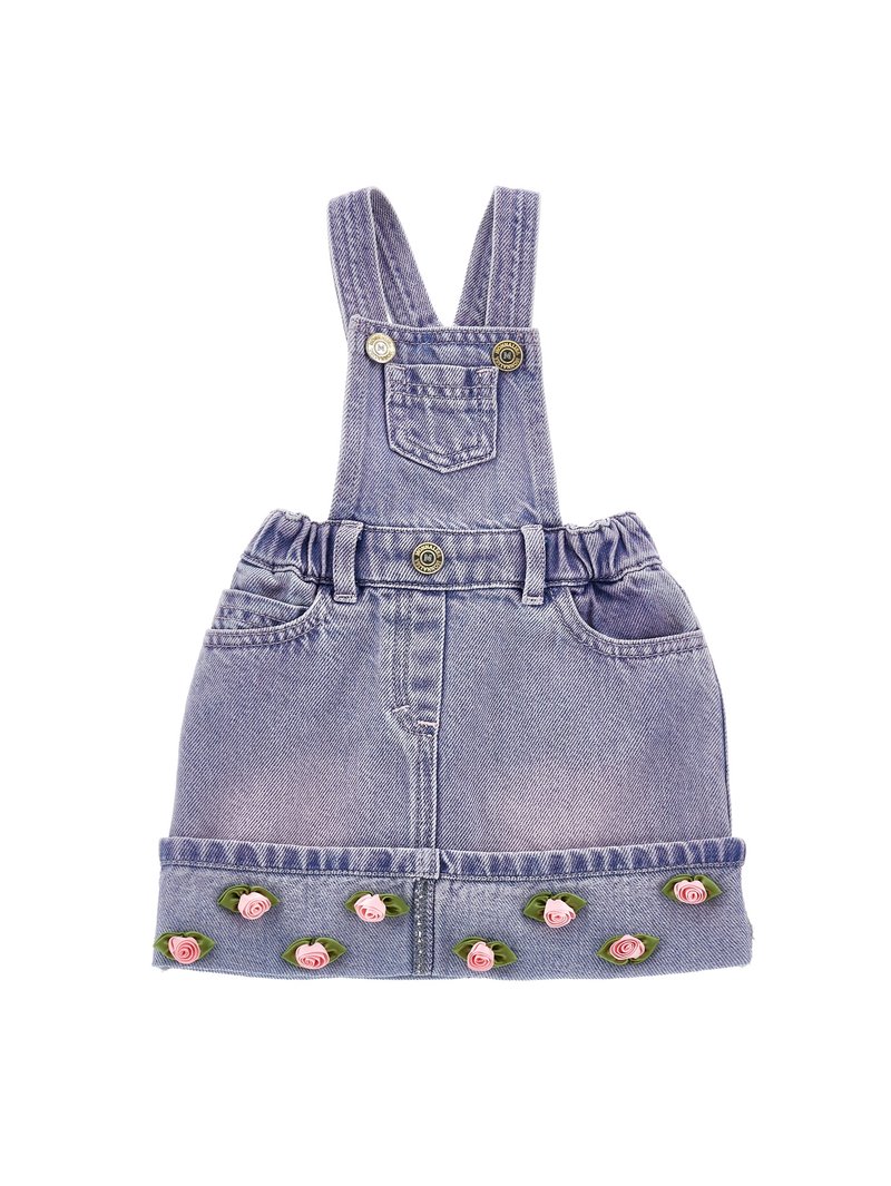 Abito in denim blu chiaro con bretelle regolabili, tasca frontale e applicazioni floreali di rose rosa e foglie verdi all'orlo.