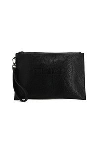 Clutch in pelle nera con superficie testurizzata, forma rettangolare, chiusura con zip superiore e tracolla staccabile. Presenta un logo stampato in rilievo.
