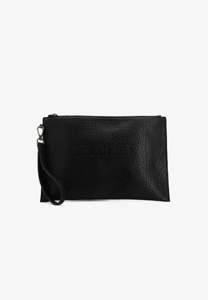 Clutch in pelle nera con superficie testurizzata, forma rettangolare, chiusura con zip superiore e tracolla staccabile. Presenta un logo stampato in rilievo.