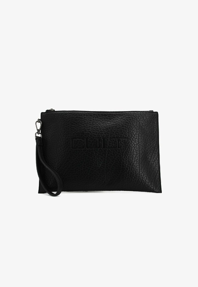 Clutch in pelle nera con superficie testurizzata, forma rettangolare, chiusura con zip superiore e tracolla staccabile. Presenta un logo stampato in rilievo.