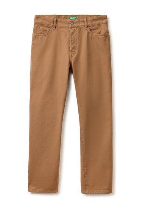 Brązowe spodnie o prostych nogawkach z guzikiem i zamkiem z przodu, szlufkami na pasek oraz przednimi i tylnymi kieszeniami, rozłożone na płasko na białym tle.