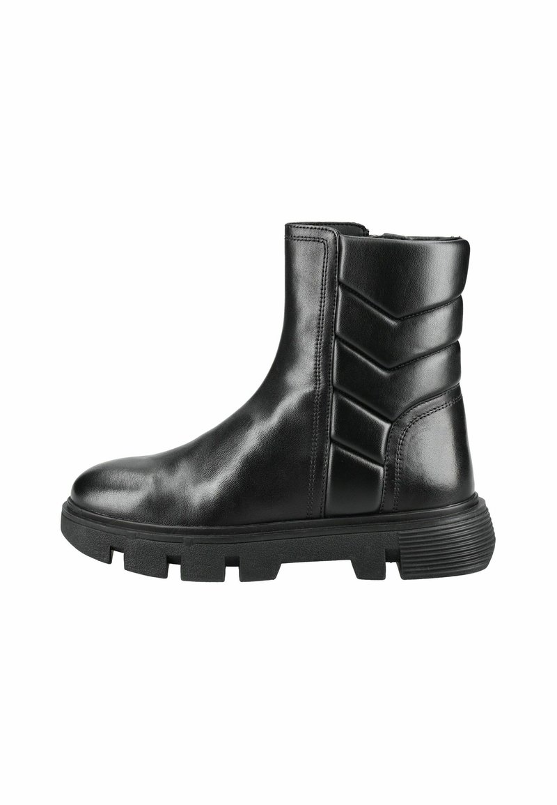 Stivaletto in pelle nera con punta arrotondata, dettagli laterali testurizzati e suola in gomma spessa con scanalature profonde per una migliore trazione.
