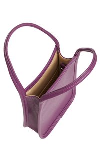 Borsa a tracolla viola in pelle con un esterno testurizzato, due manici e un interno color latte. Il design presenta una apertura superiore e nessuna ferramenta visibile.