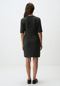 Robe en tricot grise à manches courtes, à la silhouette cintrée et au motif texturé. Le matériau semble doux avec une finition lisse et un léger brillant.
