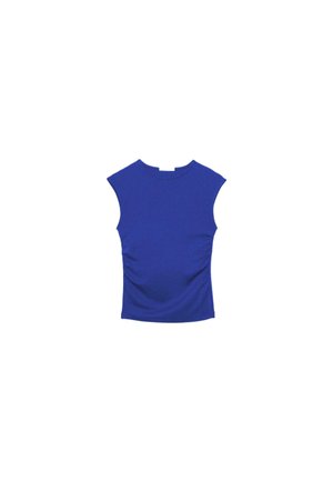 Blaues ärmelloses Umstandstop mit gerafften Seiten und einem runden Ausschnitt, entworfen, um einen wachsenden Bauch zu unterstützen.