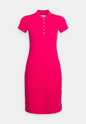 Vestido polo rosa brillante de manga corta con cuello y cinco botones blancos, pequeño detalle de logotipo en el pecho, diseño hasta la rodilla.