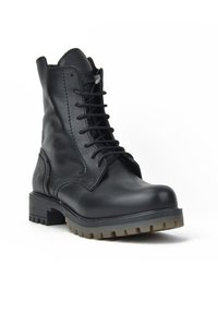 Botas negras de cuero hasta el tobillo con cordones en la parte delantera, suela resistente y puntera reforzada. Presenta una textura suave y detalles de costura sutiles.