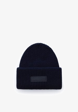 Marine gebreide beanie muts met ribbelstructuur en omgeslagen rand, met een rechthoekig zwart label met verhoogde tekst.