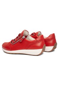 Par de zapatillas de cuero rojo con cremallera lateral, cordones, suela blanca acolchada y banda de rodadura marrón, mostradas desde ángulos lateral y trasero.
