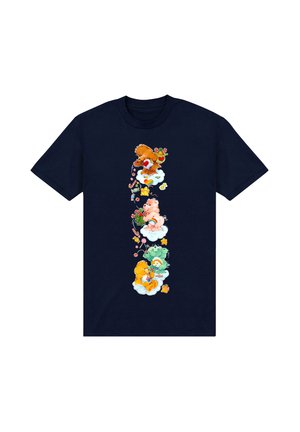 Granatowa koszulka z poziomą ilustracją czterech rysunkowych niedźwiedzi, kolorowymi akcentami i zabawnymi detalami w postaci cukierków na tle chmur.