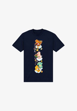 Granatowa koszulka z poziomą ilustracją czterech rysunkowych niedźwiedzi, kolorowymi akcentami i zabawnymi detalami w postaci cukierków na tle chmur.