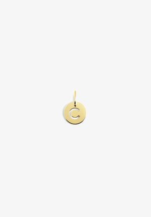 Pendentif circulaire en or avec un design "C" découpé, présentant une texture lisse et une petite boucle pour l'attache.