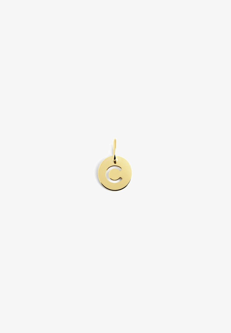 Pendentif circulaire en or avec un design "C" découpé, présentant une texture lisse et une petite boucle pour l'attache.