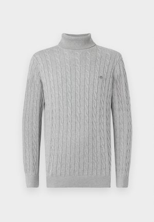 Hellgrauer gestrickter Pullover mit einem gerippten Rollkragen, der ein Zopfmuster sowie gerippte Bündchen und Saum aufweist. Kleines Logo auf der Brust.