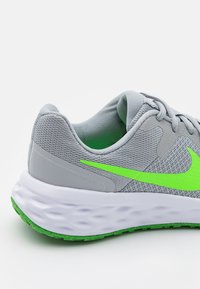 Nike Performance NIKE REVOLUTION 6 (GS) - Zapatillas running asfalto - light smoke grey/green strike/dark smoke grey/chrome